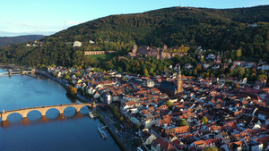 从上面的海德堡天际线鸟瞰图海德堡老城河和桥梁德国天际线26秒视频