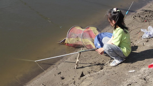 小孩河边钓鱼视频