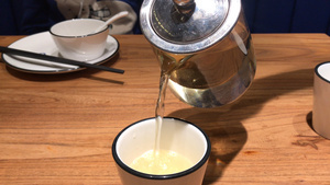 酒店餐厅茶水服务4k素材6秒视频