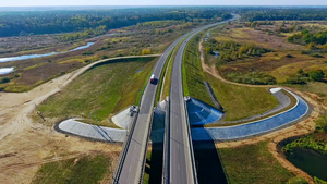 空中公路交通查看河流景观之上的公路29秒视频