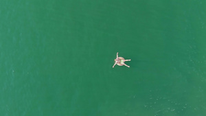 从上到下看到一个人在湖中央的可充气的游泳圈中15秒视频