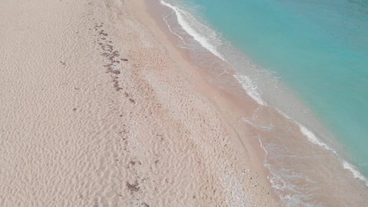 清晨空空沙滩和海浪的美丽热带沙尘视频