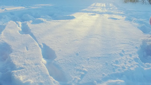 小女孩玩得开心躺在雪上慢运动冬梦24秒视频