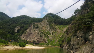 在森林山脉之间横跨绿水海的天空走在楼梯桥上18秒视频