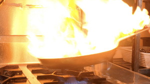 大火煎牛排美食餐饮制作实拍素材12秒视频