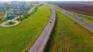 城市公路空中观察汽车在高速公路上行驶空中观察汽车路线19秒视频