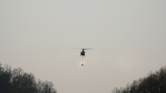 为森林火灾运水桶直升机背水桶视频
