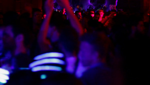 人们在时尚迪斯科俱乐部跳舞21秒视频