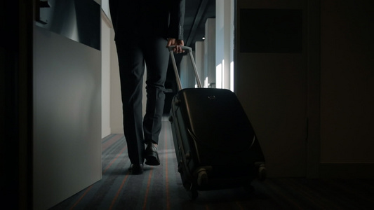 在旅馆走廊着行李箱的商务人士视频