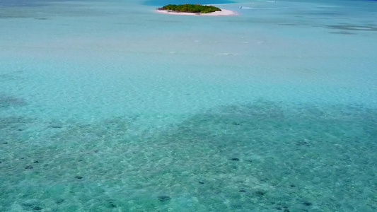 白沙底蓝水海滨海滩时间的海洋海岸线空中旅游以白色沙子视频