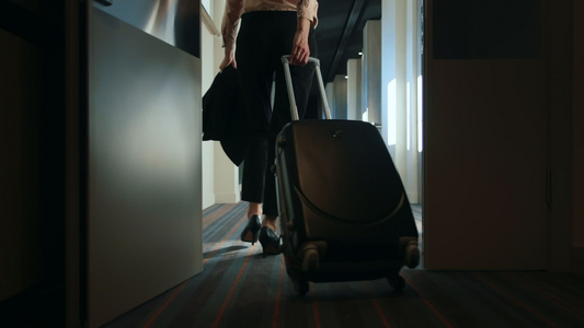 在旅馆走廊着行李箱的女商务人士视频