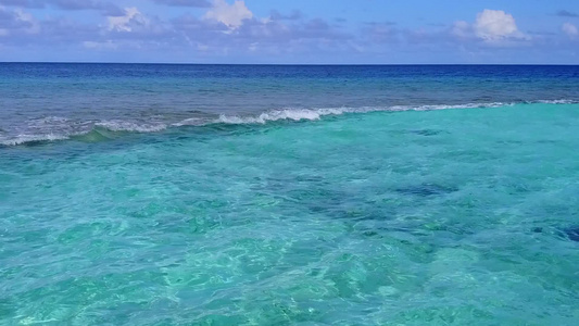 海景海滩假日的外来海景自然观由绿绿海和白沙背景构成视频