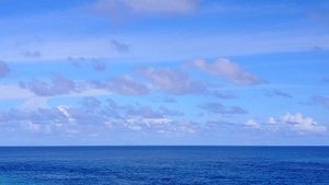 绿松石海洋和白色沙滩背景下海岛旅游度假蓝天大海航拍9秒视频