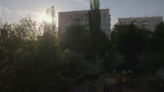 莫斯科的院子和公寓楼空中视频