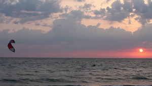日落时在海上航行的冲浪者24秒视频