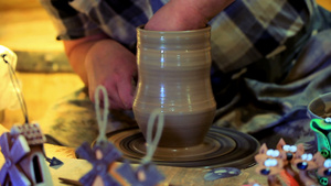 男子陶器制作瓷盘男子器制作29秒视频