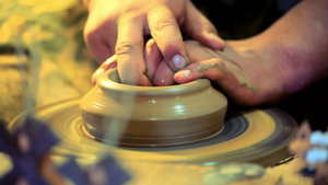 波特制作粘土盘手掌在陶器轮上工作13秒视频