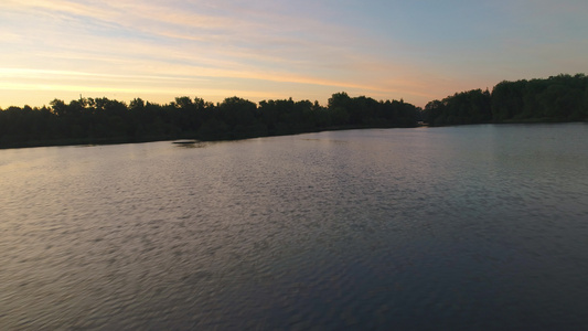在阳光明媚的清晨的湖面视频