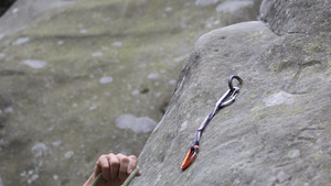 攀岩者在攀山时用绳索13秒视频