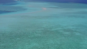 白色沙滩透明海水的宁静海面风景航拍13秒视频