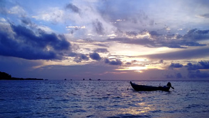 日落下宁静海面停泊着小船9秒视频