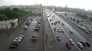 在俄罗斯摩斯的雨天驾车过桥60秒视频
