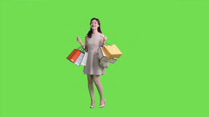 4k手拿购物袋旋转的女生绿幕抠像视频10秒视频