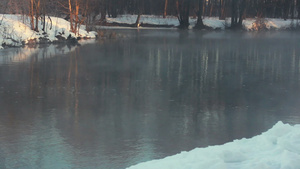 冬季风景雪漂流在河岸寒冷的天气30秒视频