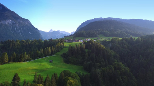 无人驾驶飞机在奥述阿尔卑斯山的人类居住视频