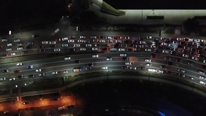夜间城市里很多车在公路上15秒视频