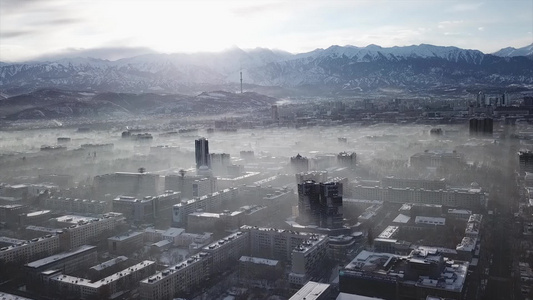 从无人驾驶飞机上射向高空的大城市视频