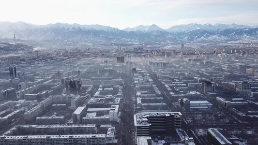 从无人驾驶飞机上射向高空的大城市视频