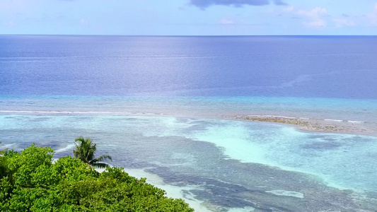 观赏海滨海滩度假旅游以白色沙子背景的蓝色海平面度假视频