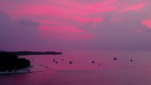 日出前的紫红天空和海洋12秒视频