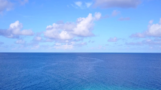 白色沙质背景透明海洋的无人机空中风景让您轻松享受海岸视频