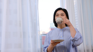 短发中年女性窗前喝咖啡23秒视频