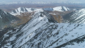 晴天的雪山鸟瞰图27秒视频