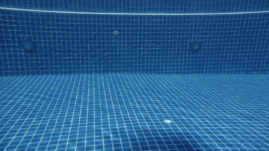 水下游泳池的水视频