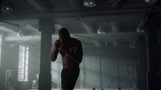 男子在健身房练习拳击视频