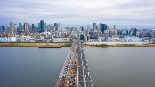 汽车在高速公路上在日本的卡市建筑视频