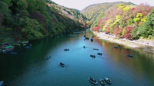 秋天的河川和船阿拉西山京都日本视频
