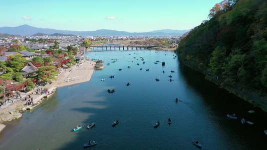 秋天的河川和船阿拉西山京都日本视频