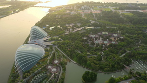 从滨海湾花园飞向新加坡天际线22秒视频
