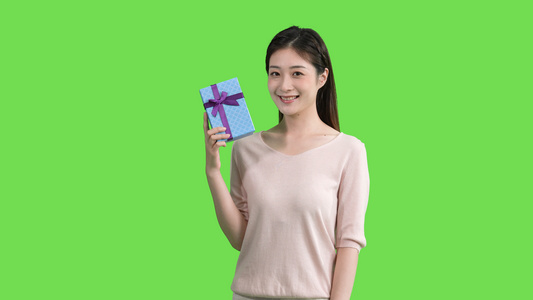 4k手拿礼物展示的女生绿幕抠像视频视频