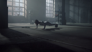 女运动员在地板上做俯卧撑13秒视频