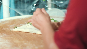 年轻人居家在厨房制作比萨17秒视频