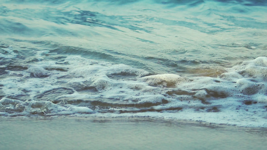 波纹波在海边的慢动作早上在海岸线上清澈的海水和沙滩视频