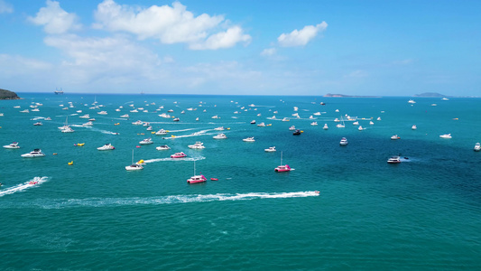 航拍海南三亚三亚湾五一假期万艇出海视频