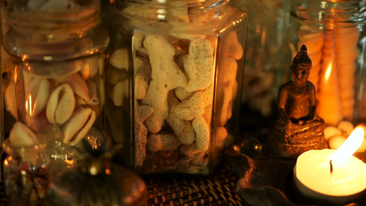 玻璃瓶装满贝壳珊瑚带烛光的海洋物品鸡蛋花坐佛装饰视频