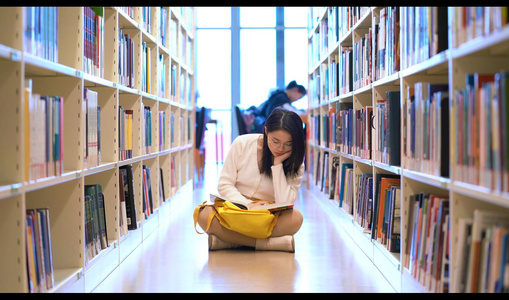 4k坐在图书馆地上看书的女生视频